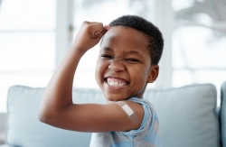 img2_childSmilingVaccine