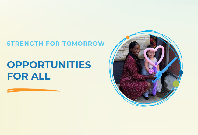 Sức mạnh cho ngày mai, cơ hội cho tất cả. Hình ảnh nhỏ: một người phụ nữ đang ngồi xổm bên cạnh một bé gái cầm quả bóng bay hình trái tim.